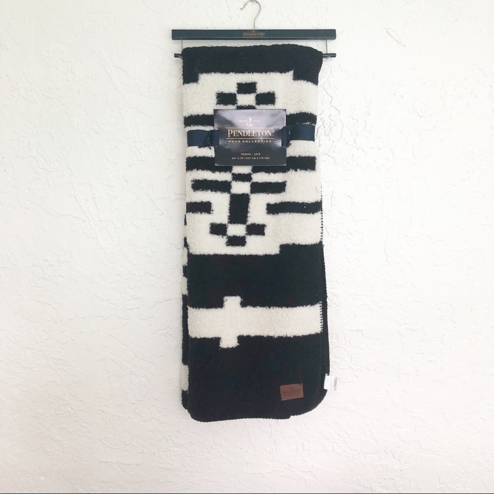 Pendleton Cozy Sherpa Black White Blanket Throw - Picture 1 of 4